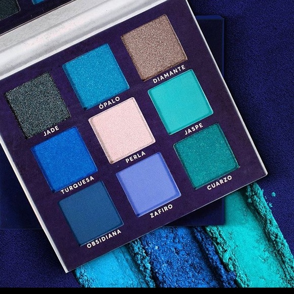 An eyeshadow palette with 9 colors - Picture 2 of 6